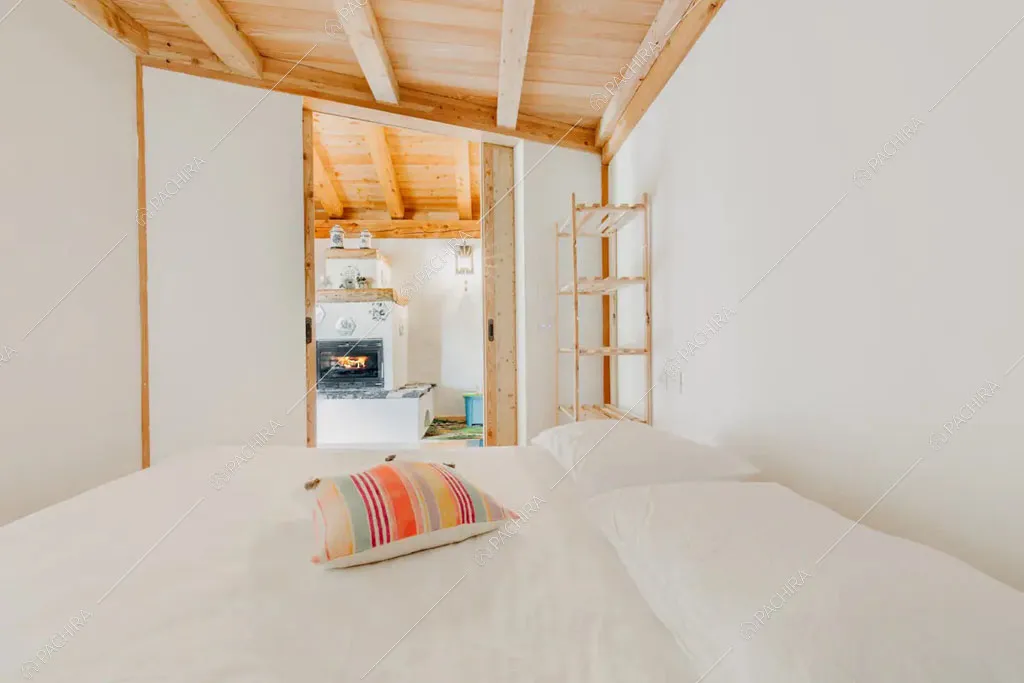 Camera da letto matrimoniale dello chalet Timor, location in stile rustico a Trento