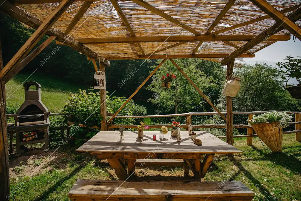Veranda in legno nel giardino dello chalet Timor, location in stile rustico a Trento