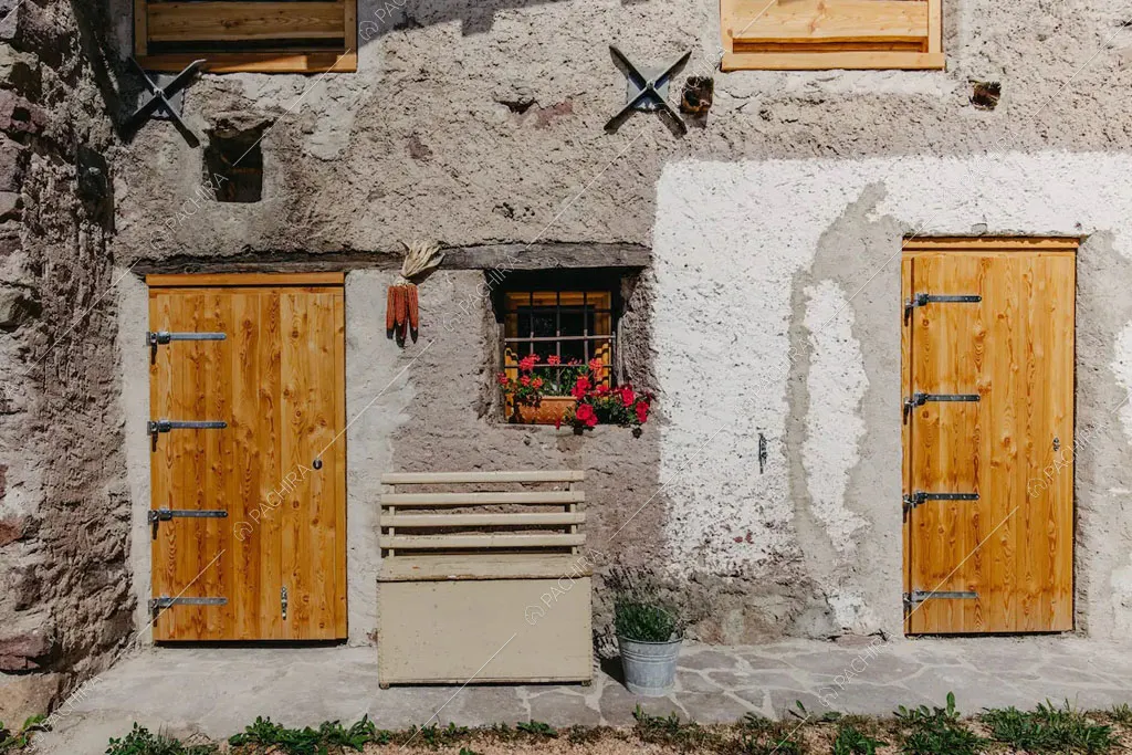 Vista sugli esterni dello chalet Timor, location in stile rustico a Trento