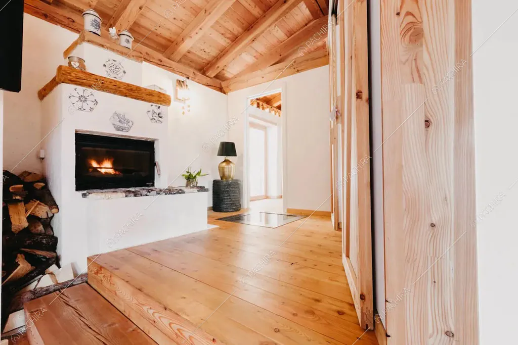 Salotto con camino nello chalet Timor, location in stile rustico a Trento