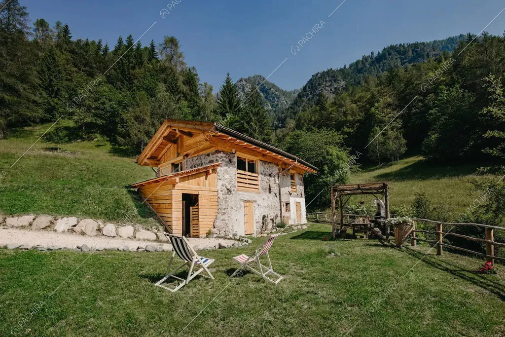 Vista sulle montagne circostanti e sugli esterni dello chalet Timor, location in stile rustico a Trento