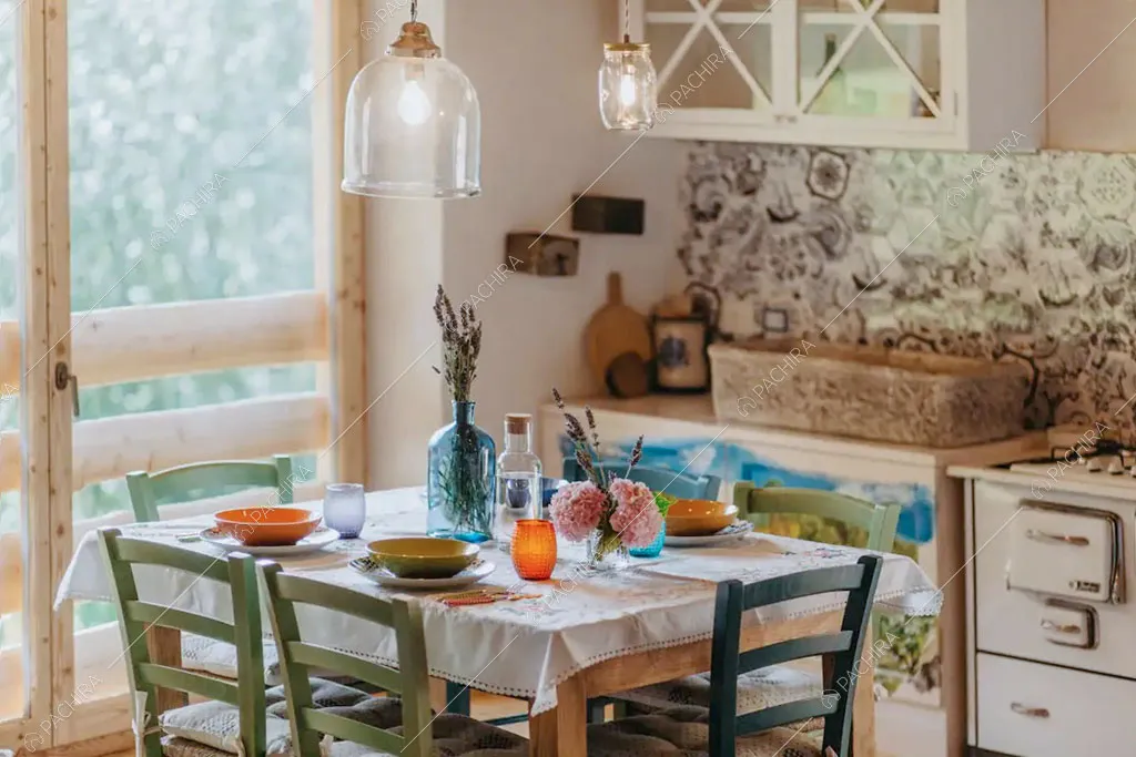 Tavolo da pranzo nella zona living dello chalet Timor, location in stile rustico a Trento