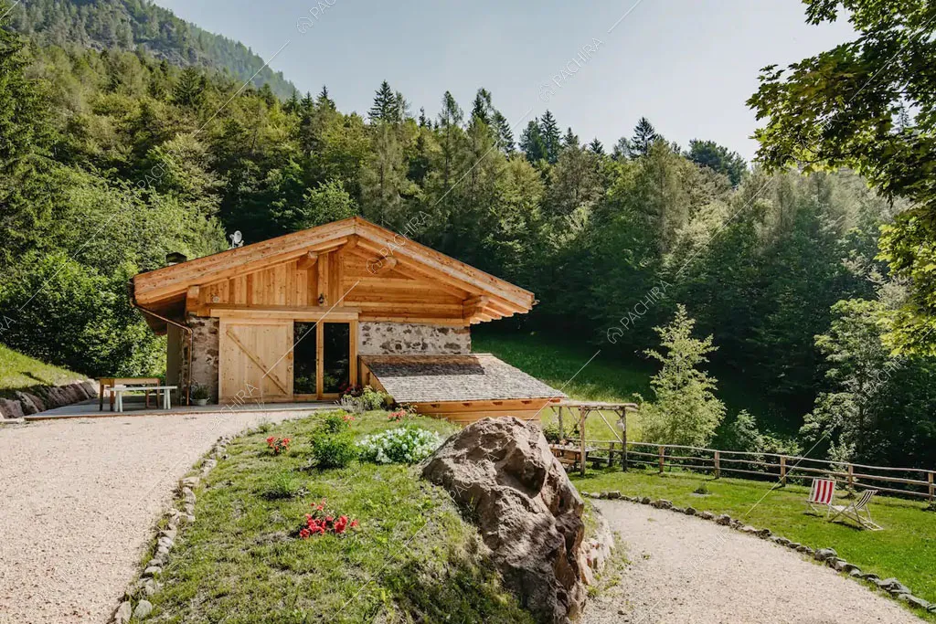 Vialetto di accesso allo chalet Timor, location in stile rustico a Trento
