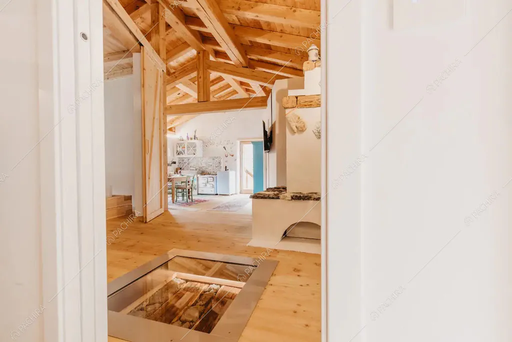 Scorcio sulla cucina a parete dello chalet Timor, location in stile rustico a Trento