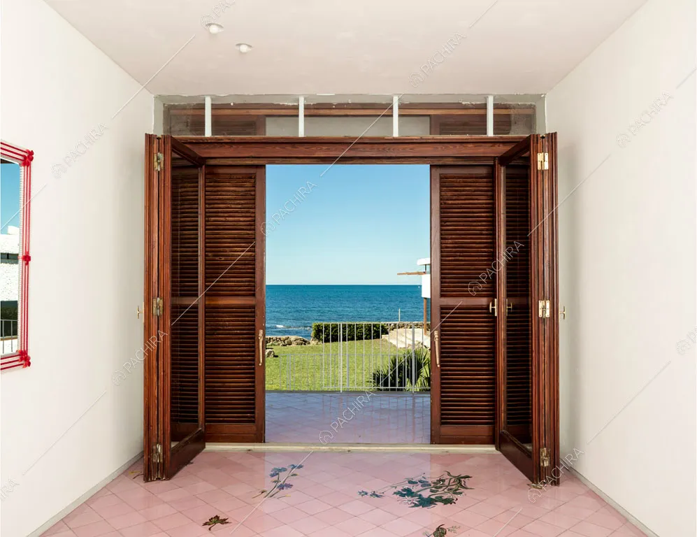 Vista sul mare e sulla terrazza tramite le porte-finestre della villa Libeccio, location in stile moderno a Roma