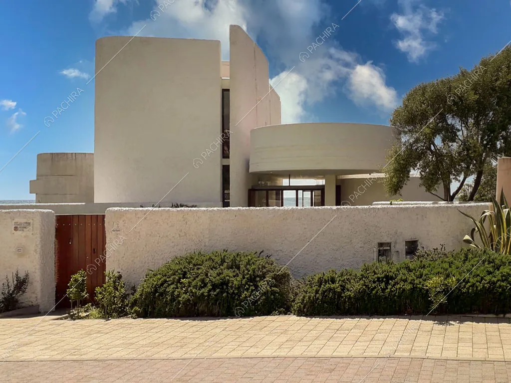 Esterni bianchi della villa Libeccio, location in stile moderno a Roma