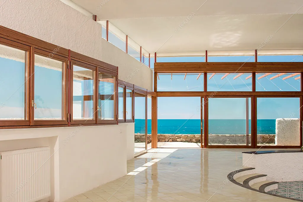 Luminosa sala con porte-finestre e vista sul mare della villa Libeccio, location in stile moderno a Roma