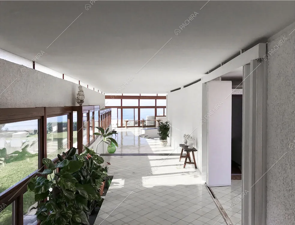 Luminoso corridoio con ampie vetrate della villa Libeccio, location in stile moderno a Roma