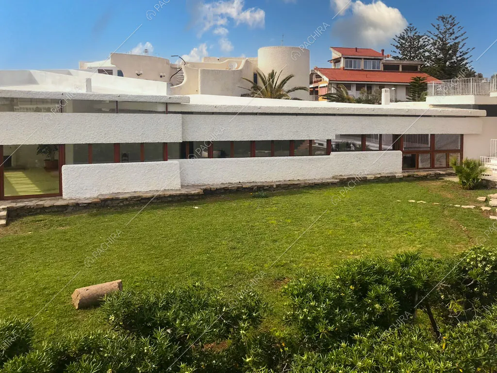 Dal giardino vista sulla particolare struttura della villa Libeccio, location in stile moderno a Roma