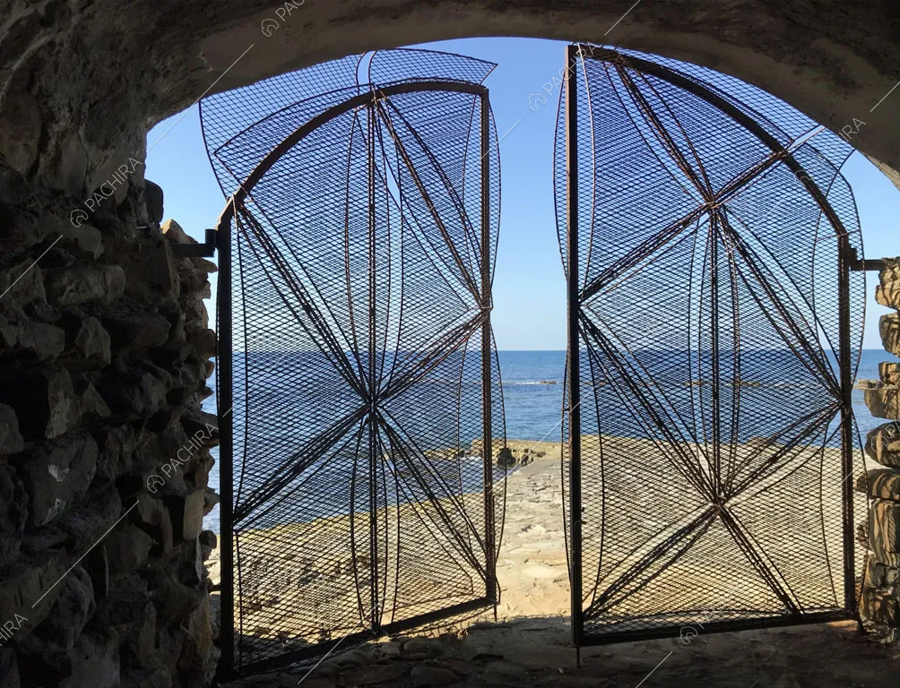 Cancello per accedere alla caletta della villa Libeccio, location in stile moderno a Roma