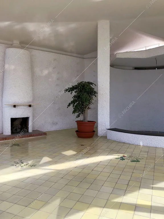 Ampia sala con pareti bianche e camino della villa Libeccio, location in stile moderno a Roma