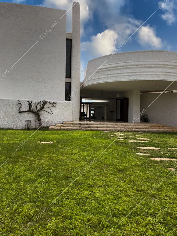Dal giardino vista sugli esterni particolari della villa Libeccio, location in stile moderno a Roma