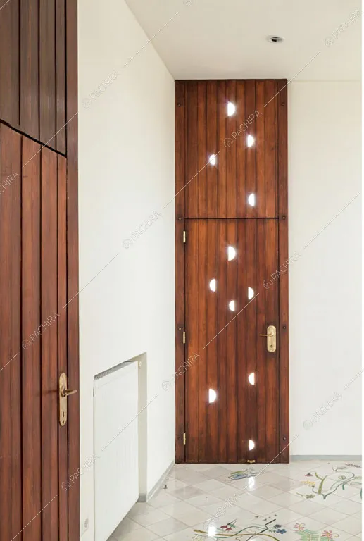 Ingresso con luci sulla porta della villa Libeccio, location in stile moderno a Roma