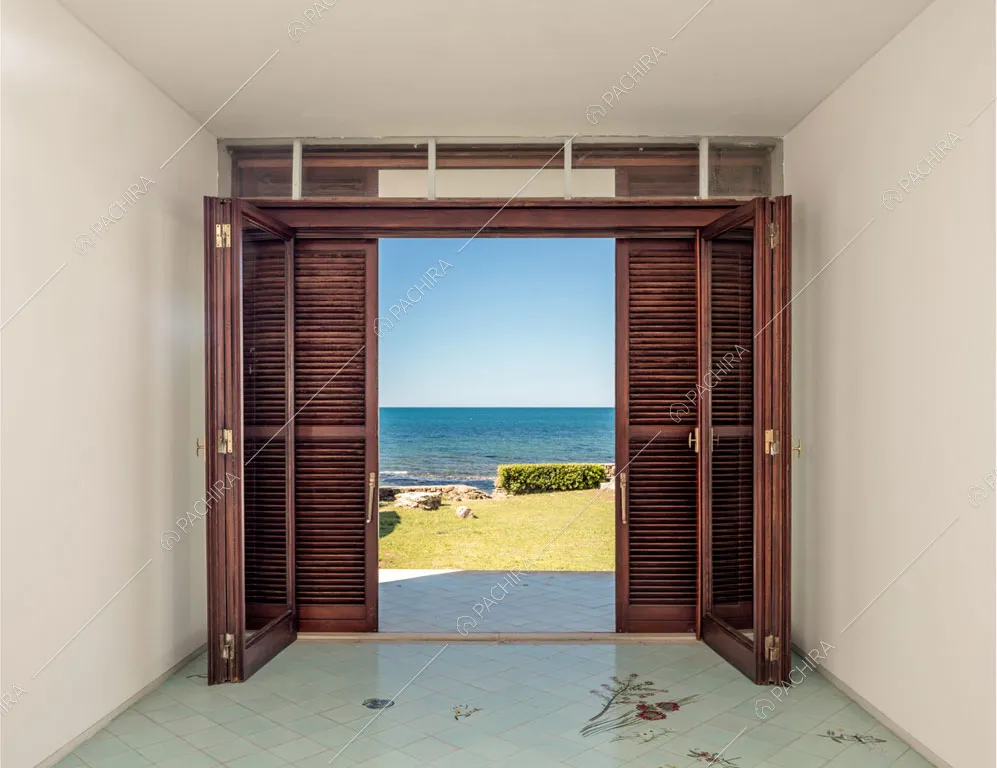 Porte-finestre con vista sul mare della villa Libeccio, location in stile moderno a Roma