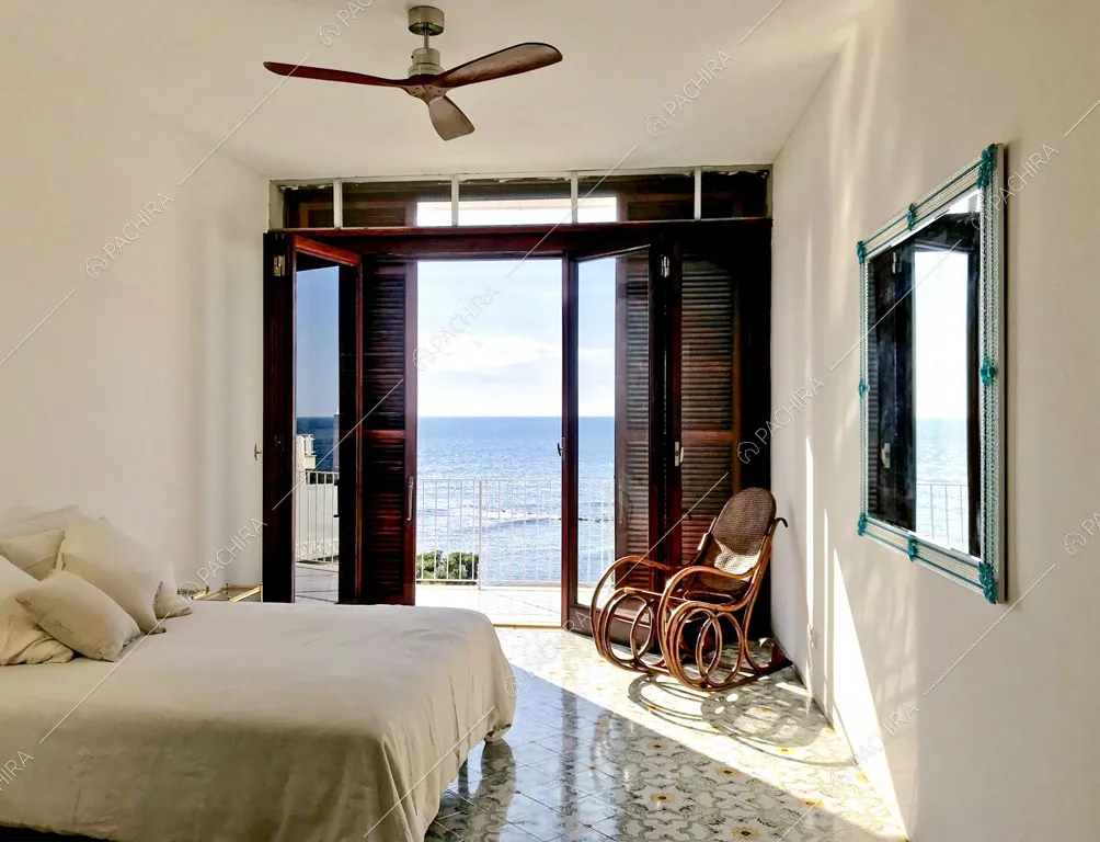 Camera da letto matrimoniale con vista sul mare della villa Libeccio, location in stile moderno a Roma