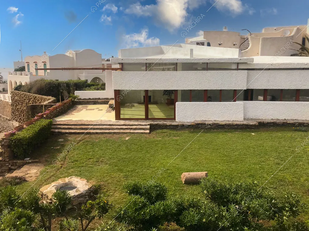 Vista dall'alto sulla struttura bianca della villa Libeccio, location in stile moderno a Roma