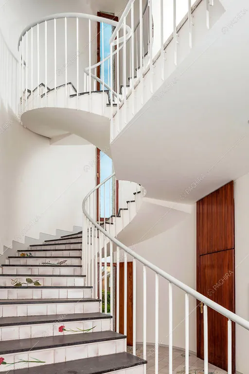 Grande scala a chiocciola bianca della villa Libeccio, location in stile moderno a Roma