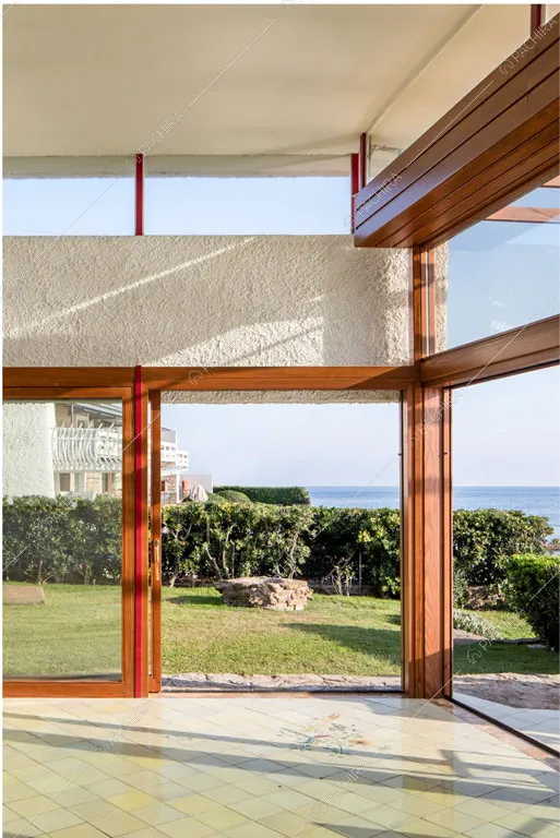 Dalla sala vista sul giardino tramite le grandi porte-finestre della villa Libeccio, location in stile moderno a Roma