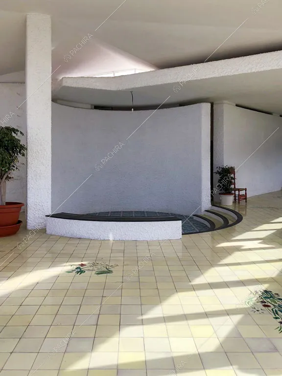 Conversation pit nella sala della villa Libeccio, location in stile moderno a Roma
