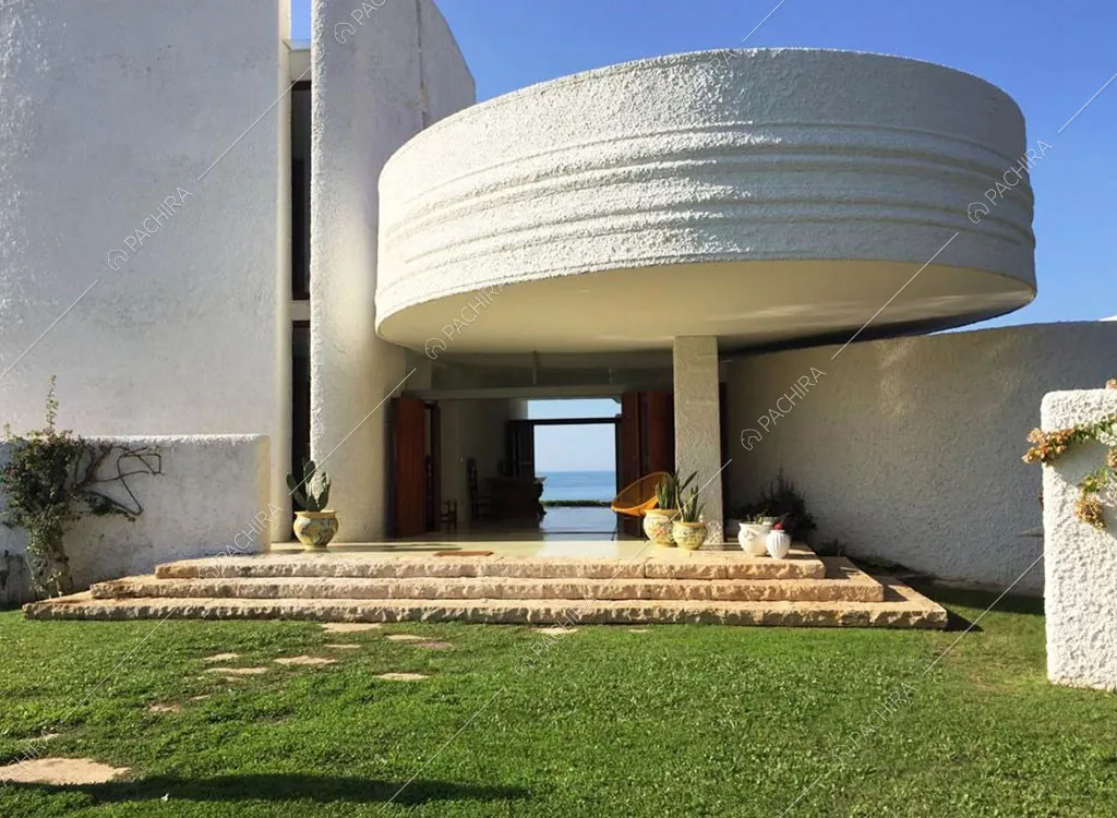 Vista sugli esterni bianchi della villa Libeccio, location in stile moderno a Roma