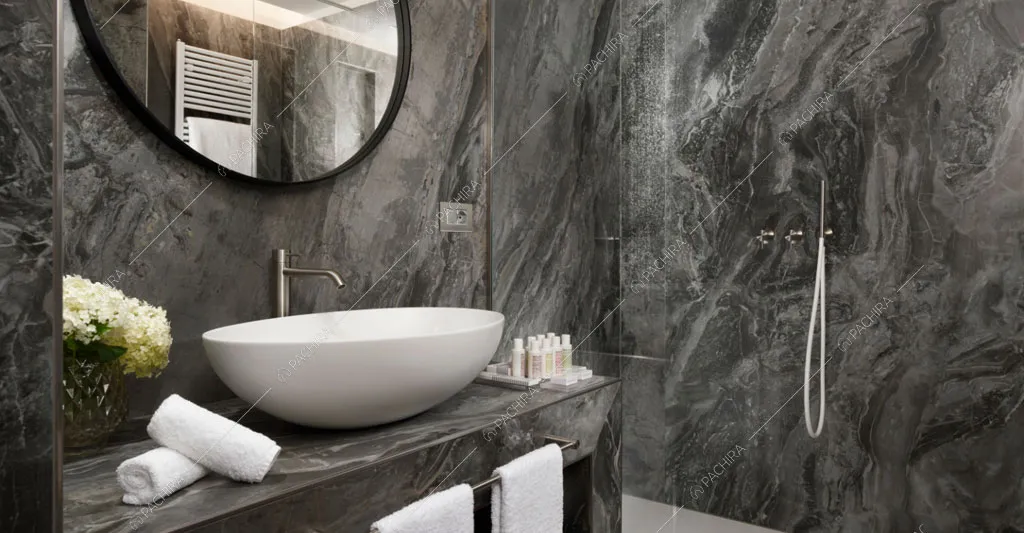 Pareti in marmo nero nel bagno dell'hotel Urville, location in stile contemporaneo a Lecco