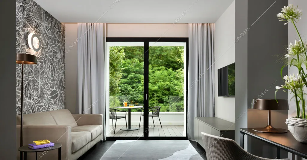 Camera da letto con carta da parati e terrazza nell'hotel Urville, location in stile contemporaneo a Lecco