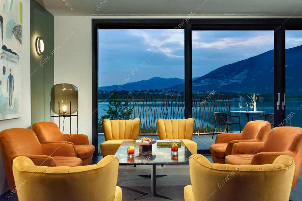 Salotto con vista sul lago dell'hotel Urville, location in stile contemporaneo a Lecco