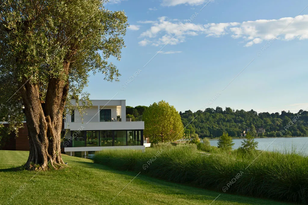 Giardino dell'hotel Urville, location in stile contemporaneo a Lecco