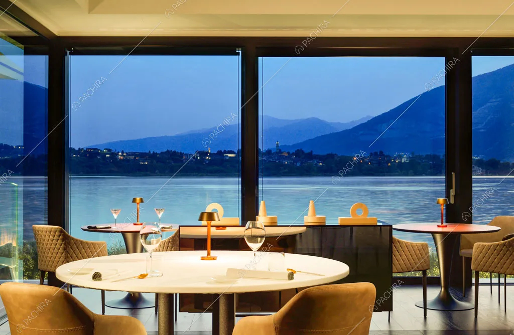 Vista sul lago tramite le vetrate della sala dell'hotel Urville, location in stile contemporaneo a Lecco