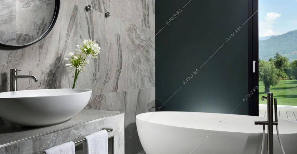 Vasca e pareti in marmo nel bagno dell'hotel Urville, location in stile contemporaneo a Lecco