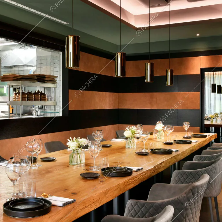 Sala da pranzo con cucina a vista dell'hotel Urville, location in stile contemporaneo a Lecco