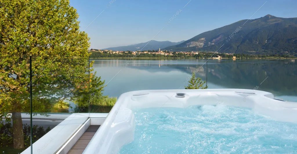 Terrazza con vasca idromassaggio e vista sul lago nell'hotel Urville, location in stile contemporaneo a Lecco