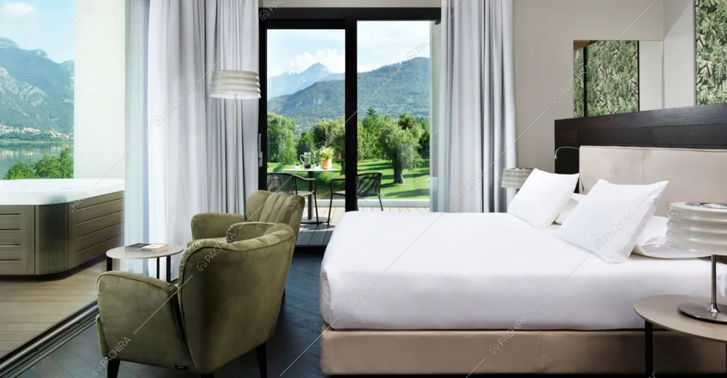 Camera da letto con vasca idromassaggio sulla terrazza nell'hotel Urville, location in stile contemporaneo a Lecco