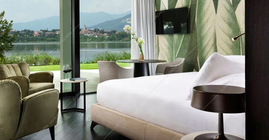 Camera da letto matrimoniale con vista sul lago dell'hotel Urville, location in stile contemporaneo a Lecco
