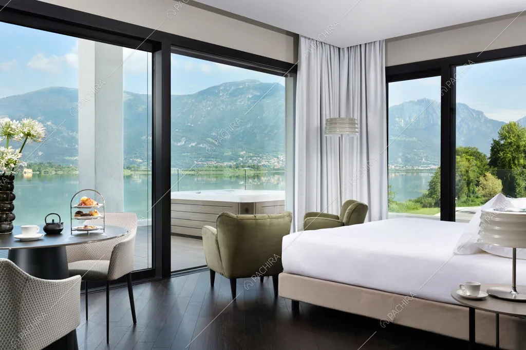 Vista sul lago tramite le vetrate della camera dell'hotel Urville, location in stile contemporaneo a Lecco