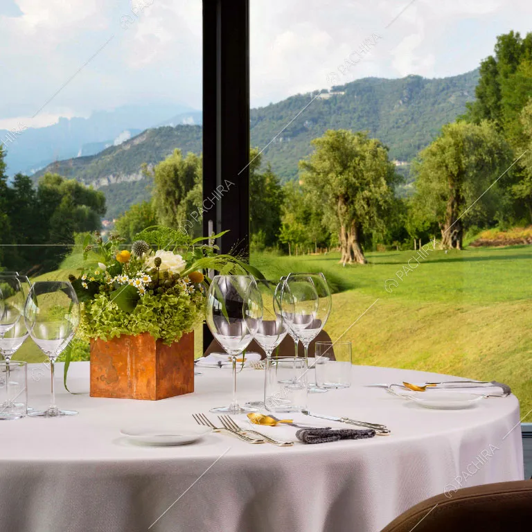 Tavolo da pranzo con vista sulle montagne circostanti dell'hotel Urville, location in stile contemporaneo a Lecco