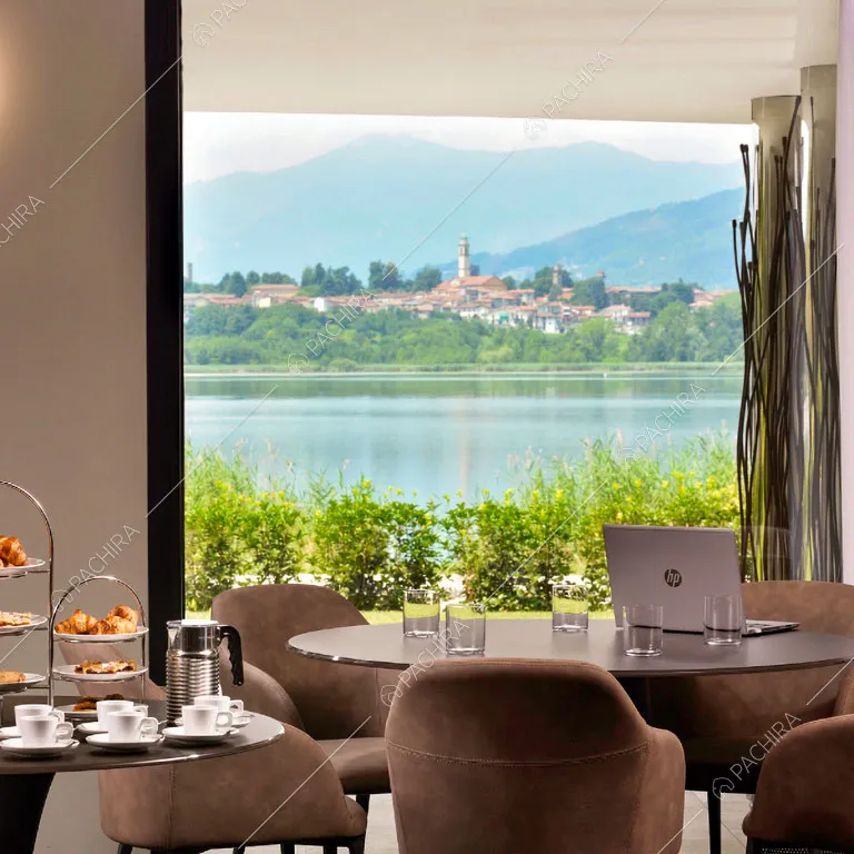 Vista sul lago dalla sala da pranzo dell'hotel Urville, location in stile contemporaneo a Lecco