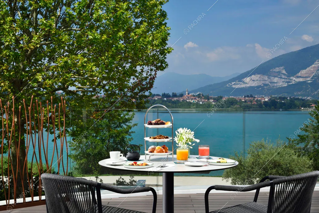 Terrazza privata con vista sul lago della camera dell'hotel Urville, location in stile contemporaneo a Lecco