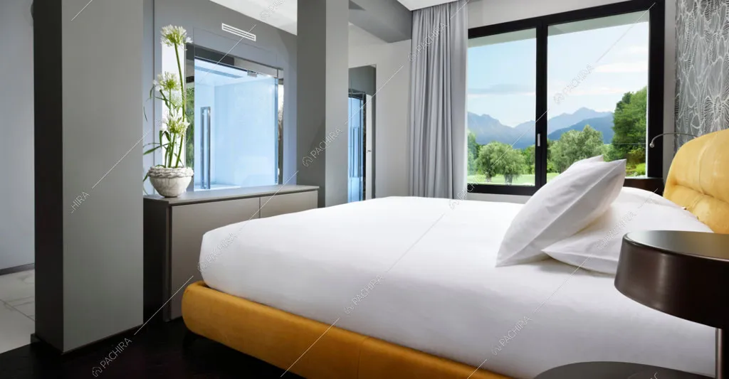 Camera da letto matrimoniale con pareti grigie dell'hotel Urville, location in stile contemporaneo a Lecco