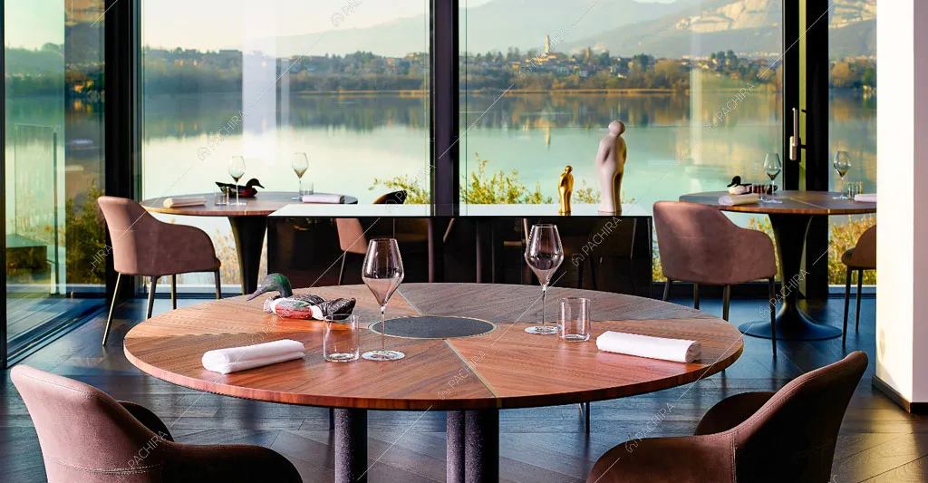Vetrate con vista sul lago dalla sala da pranzo dell'hotel Urville, location in stile contemporaneo a Lecco