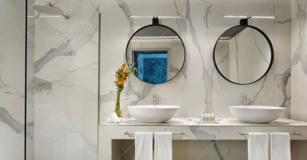 Bagno con pareti in marmo dell'hotel Urville, location in stile contemporaneo a Lecco