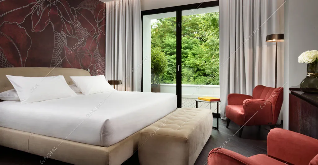 Carta da parati floreale nella camera da letto dell'hotel Urville, location in stile contemporaneo a Lecco