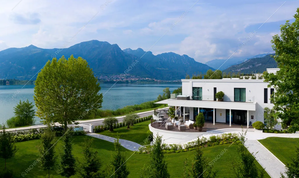 Vista sul lago e sull'hotel Urville, location in stile contemporaneo a Lecco