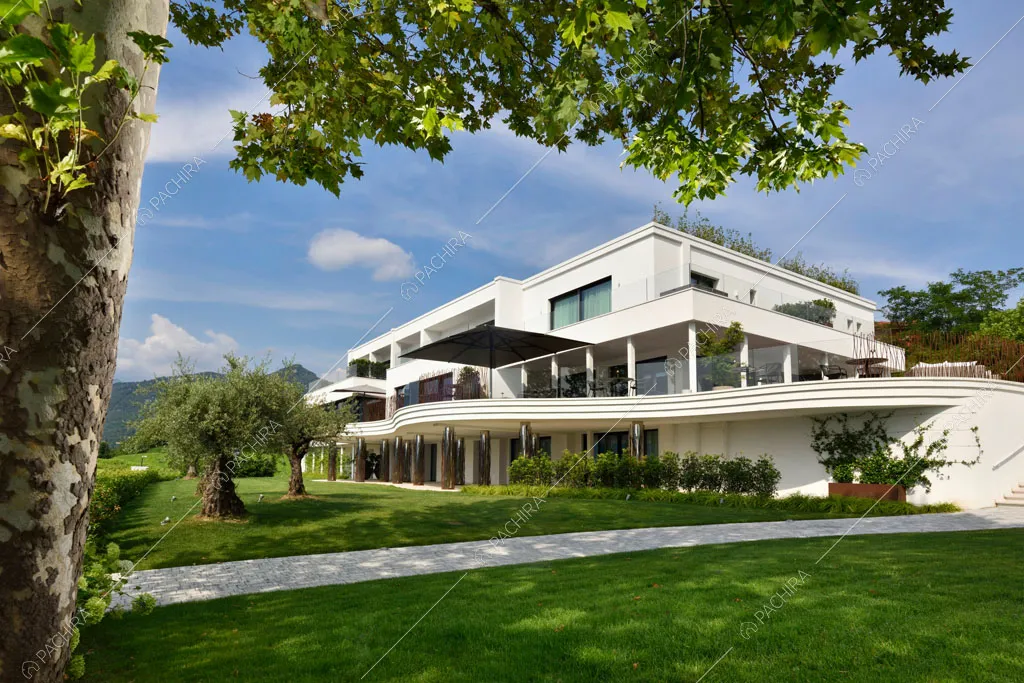 Esterni bianchi dell'hotel Urville, location in stile contemporaneo a Lecco