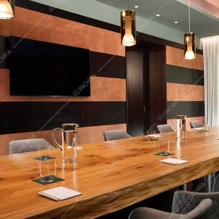 Tavolo da pranzo in legno nella sala dell'hotel Urville, location in stile contemporaneo a Lecco