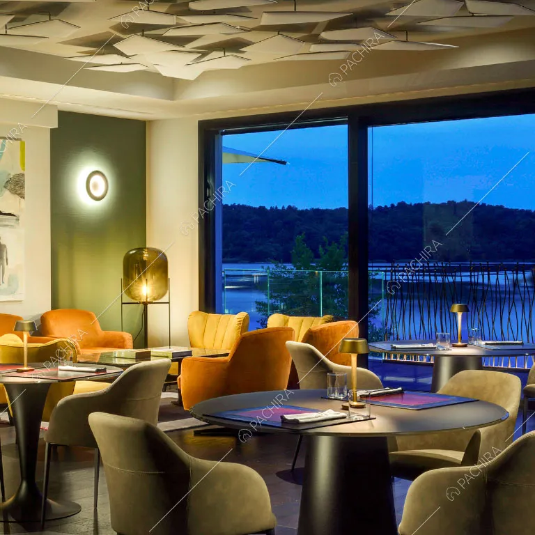 Sala da pranzo con tavoli neri rotondi dell'hotel Urville, location in stile contemporaneo a Lecco