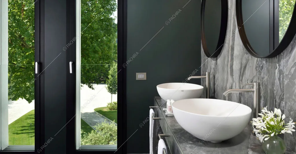 Pareti in marmo grigio nel bagno dell'hotel Urville, location in stile contemporaneo a Lecco