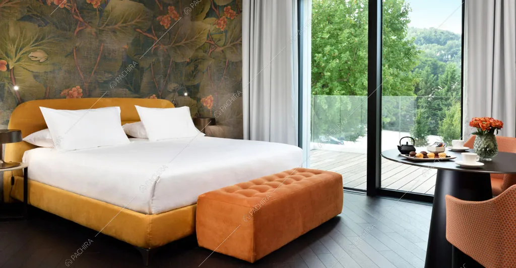 Letto matrimoniale e terrazza nella camera dell'hotel Urville, location in stile contemporaneo a Lecco