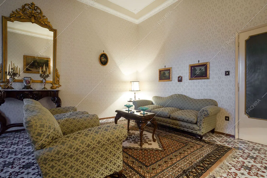 Salotto con carta da parati nella dimora storica Romero, location in stile classico a Campobasso