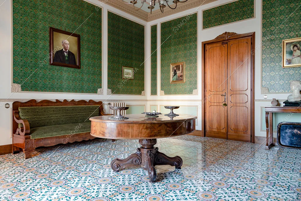 Pareti verdi con boiserie nel salotto della dimora storica Romero, location in stile classico a Campobasso